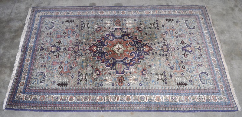 Caucaze tapijt van wol met centraal medaillon op grijsgroene fond. Handgeknoopt.