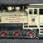 “Dampflokomotive mit Steiff Teddybär”. nr. 36089. Houten cadeauverpakking met een Steiff beertje en een goudkleurige Märklin locomotief. N.a.v. 20 Jahre Deutsche Einheit, Sonderfahrt 3. Oktober 2010. Met boekje en Steiff-certificaat.
