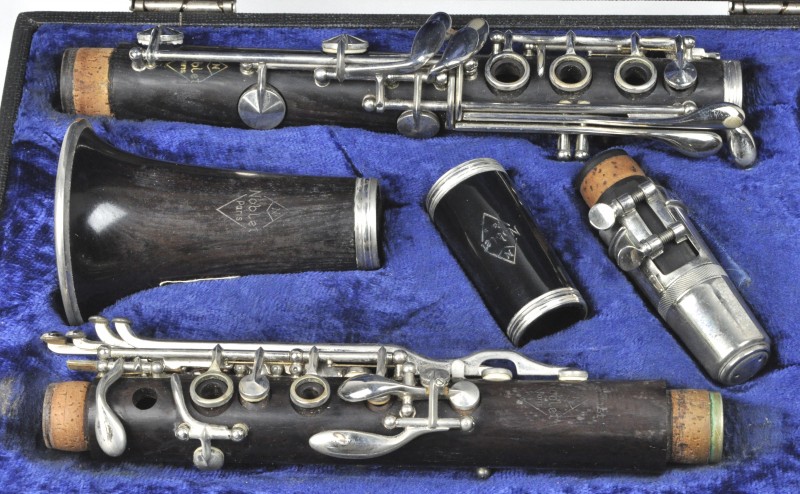 Een klarinet in oorspronkelijke koffer. Gemerkt.