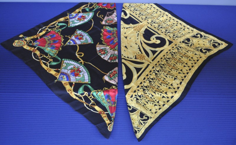 Twee verschillende kleurrijke zijden sjaaltjes.