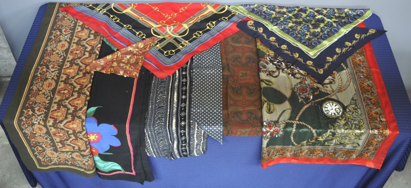 Tien kleine en grote sjaaltjes van verschillende merken.