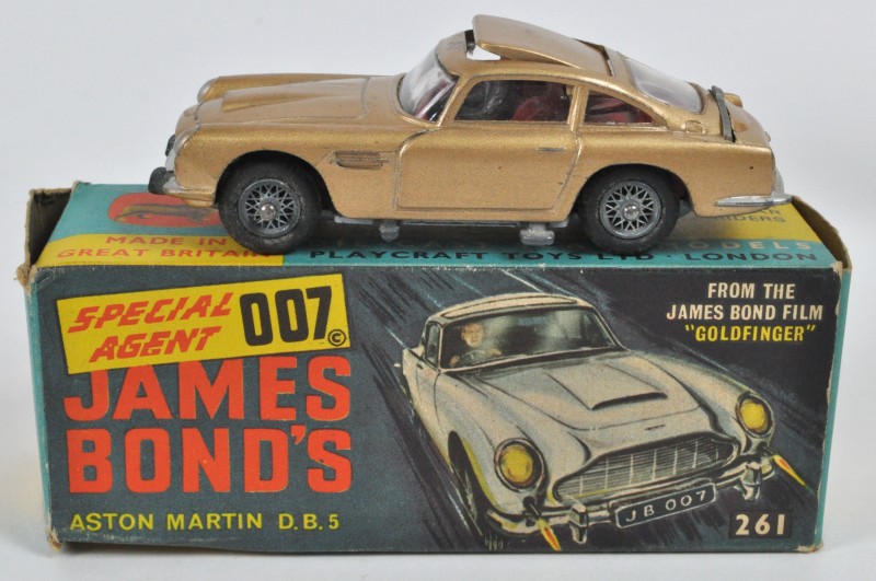 James Bond’s Aston Martin met oorspronkelijke doos en personage. Tweede personage manco.
