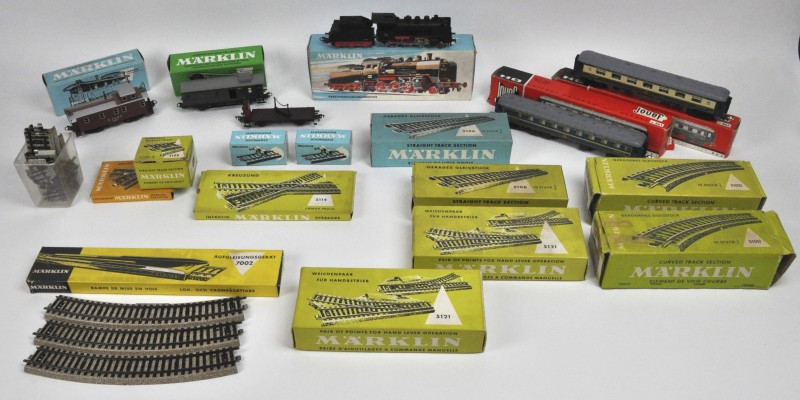 Locomotieven, wagons en rails uit de jaren zestig.