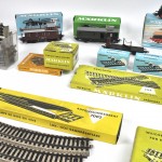 Locomotieven, wagons en rails uit de jaren zestig.