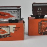 Twee Amerikaanse locomotieven, waarvan één als verlengstuk zonder motor. We voegen er twee Amerikaanse goederenwagons aan toe. Allen in originele doos.