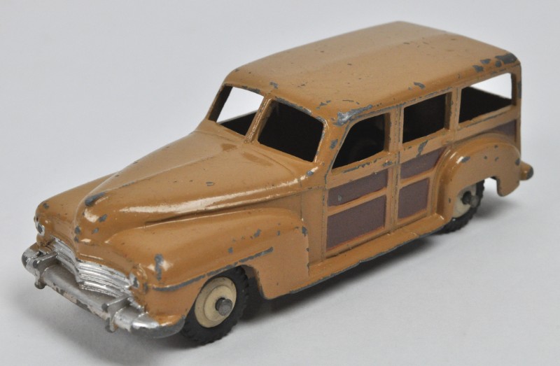 “Plymouth estate car ‘Woody’”. Een miniatuurauto. No. 344.