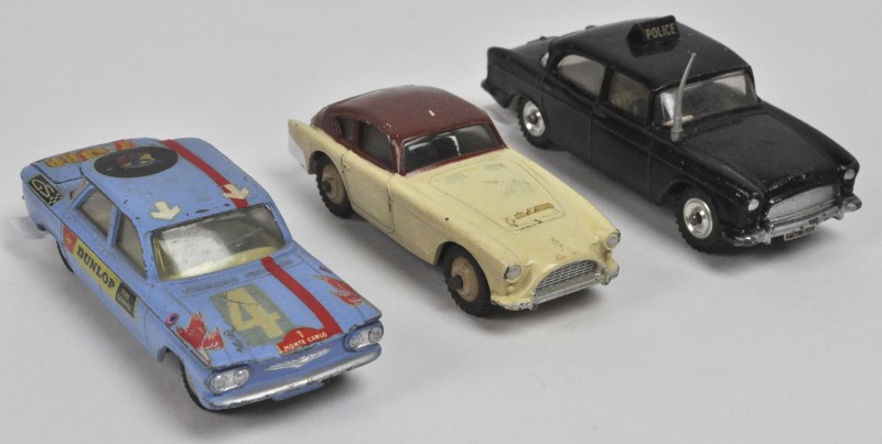 Een lot van drie miniatuurauto’s:- “Humber Hawk” Dinky Toys- “A.C. Aceca”. Dinky Toys No. 167.- “Chevrolet Corvair” Corgi Toys