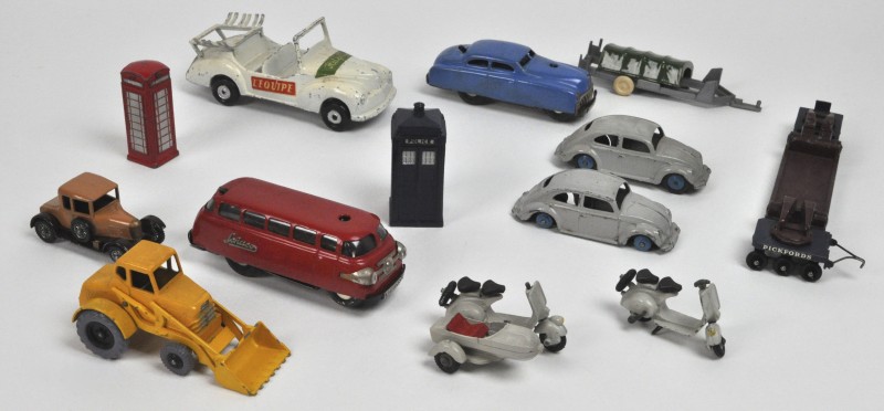 Een lot speelgoedvoertuigen, waaronder twee kevers van Dinky Toys, twee Vespa’s, ...