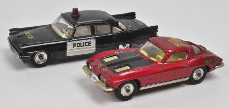 Twee miniatuurauto’s:- “Chevrolet Corvette Sting Ray” Corgi Toys. Met wegklapbare koplampjes.- “Desoto Fireflite Police car”. Dinky Toys.