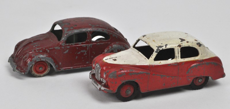 Twee miniatuurautootjes:- “Volkswagen”. Made in France- “Austin Somerset” Dinky Toys No. 161.