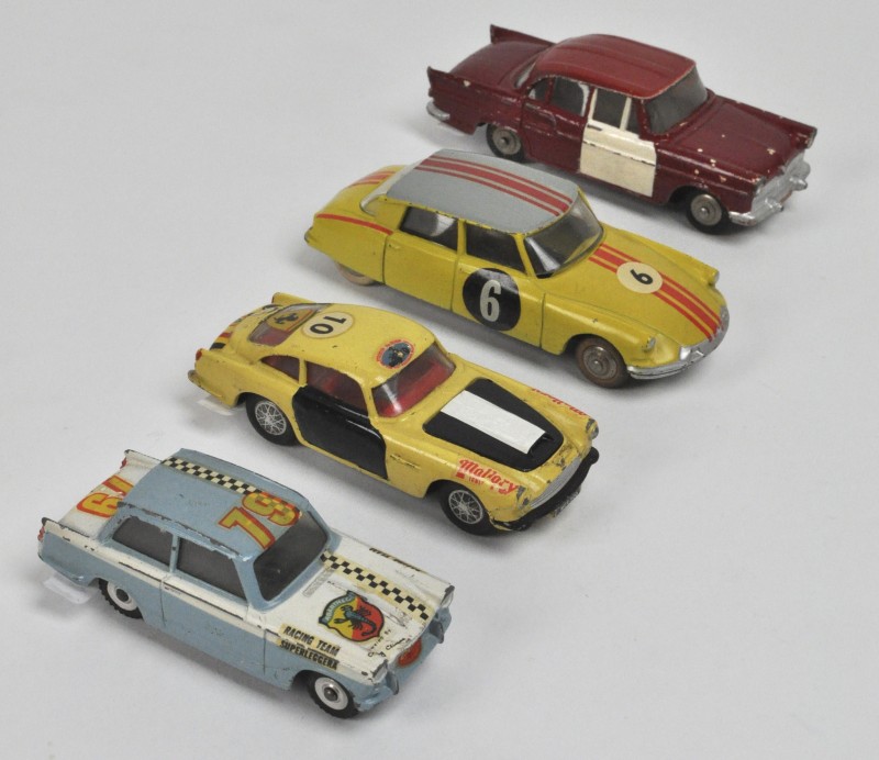 Een lot van vier miniatuurauto’s:- “Citroën DS 19”. Dinky Toys No. 24C.- “Triumph Herald”. Dinky Toys No. 189- “Simca Chambord”. Dinky Toys No. 24K. Eén bandje manco.- “Aston Martin DB4”. Corgi Toys No. 218.