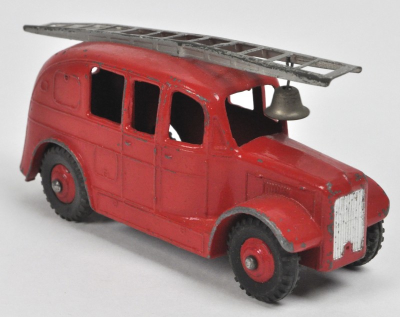 “Streamlined Fire engine”. Een miniatuurvoertuig. No. 250.