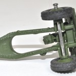 “Field Artillery Tractor” met “Trailer 25 PR Gun” & “25 PR Gun”. Een miniatuur legervoertuig met kanon en trailer. Resp. genummerd 688 en 686.