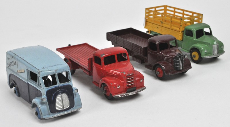 Een lot van vier miniatuurvoertuigen:- “Morris 10 CWT Van”. Zonder banden.- “Fordson Truck”. No. 422.- “Dodge Truck”. - “Austin Truck”.