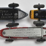 Drie miniatuur racewagens- “Talbot Lago”. Dinky Toys No. 230.- “Ferrari” Dinky Toys No. 234. - “Ferrari Formula 1”. Corgi Toys No. 154.