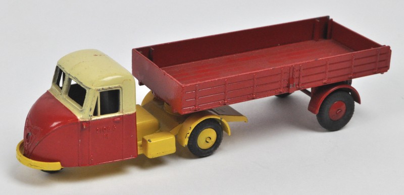 “Scammell Scarab”. Een miniatuur vrachtauto met trailer.