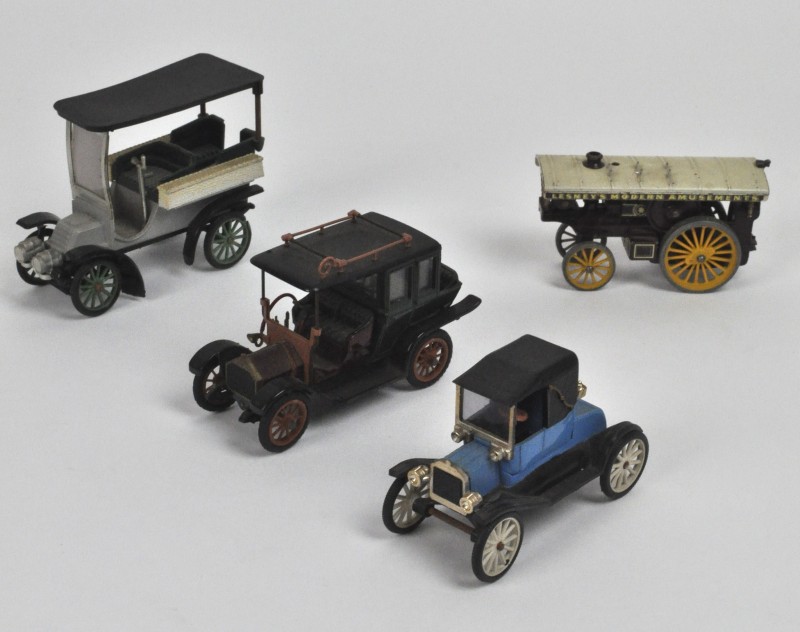“Old timers”. Vier diverse miniatuurauto’s. Twee van Minialux (Frankrijk), één Rio (Italië), een stoommachine van Lesney (Engeland).