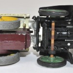“Old timers”. Vier diverse miniatuurauto’s. Twee van Minialux (Frankrijk), één Rio (Italië), een stoommachine van Lesney (Engeland).