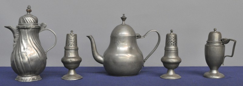 Een lot tin, bestaande uit een chocoladekan, een theepotje, een peper-en zoutvaatje en een mosterdpot. XVIIIe & XIXe eeuw.