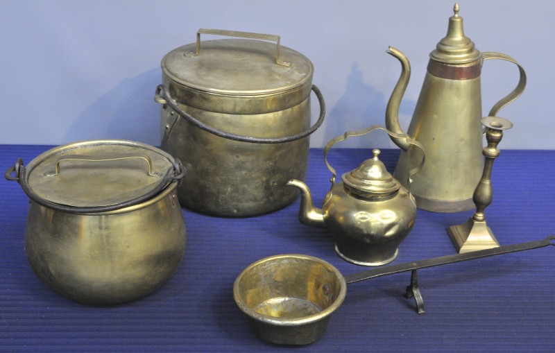 Een gevarieerd lot geel koper, bestaande uit een koffiepot, een waterketel, twee kookpotten, een kandelaar en een pannetje.