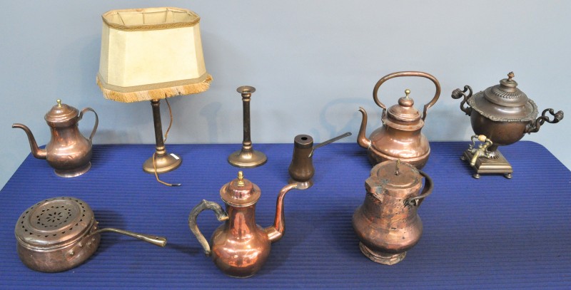 Een gevarieerd lot rood koper, bestaande uit een samovar, een grote en een kleine waterketel, een koffie- en een theepot, een bedpan, een chocoladekannetje en twee kandelaars, waarvan één gemonteerd als lamp.