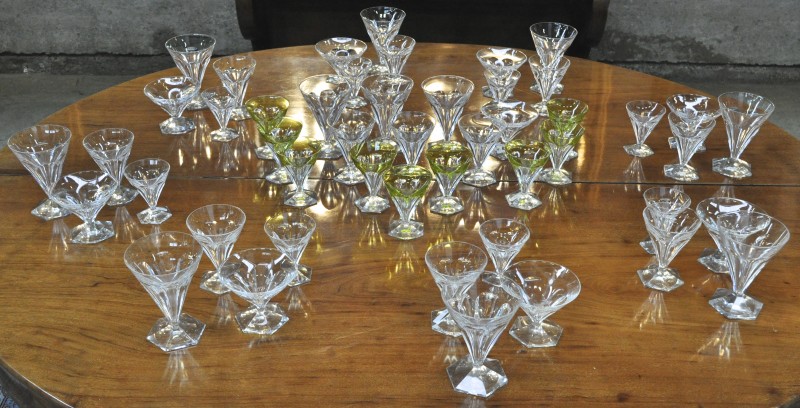 Een gedeeltelijk glasservies van geslepen kristal, bestaande uit acht kleine glaasjes, negen groene, elf rode wijnglazen, elf witte wijnglazen en negen champagnecoupes. Waarschijnlijk Val St-Lambert.