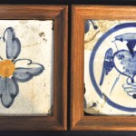 Een gevarieerd lot aardewerk bestaande uit een coupe op hoge voet, een zoutvat, een kleine hangconsole en twee XIXde eeuwse Delftse tegels.