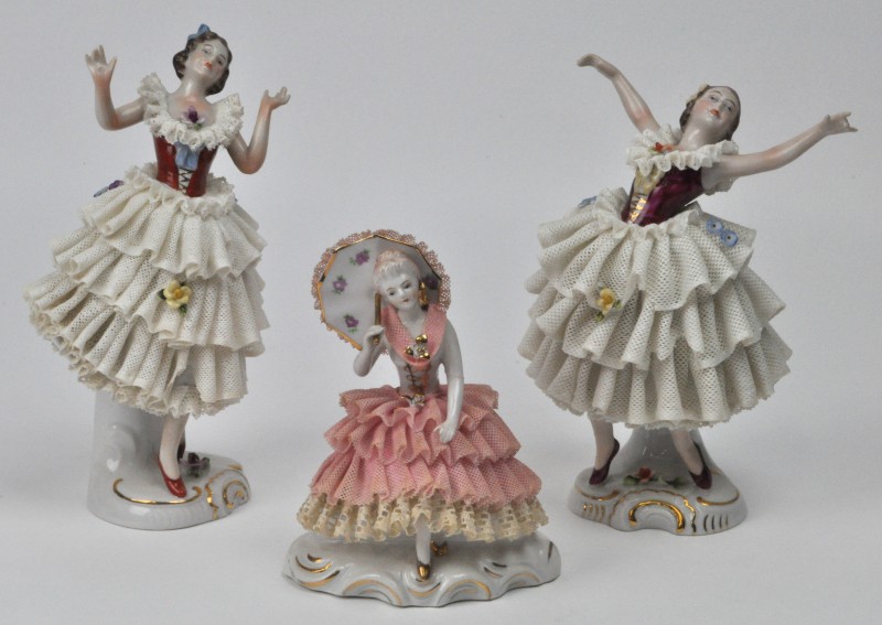 Twee ballerina’s en een dame met parasol van meerkleurig porselein. De eerste twee gemerkt van Unterweissbach.