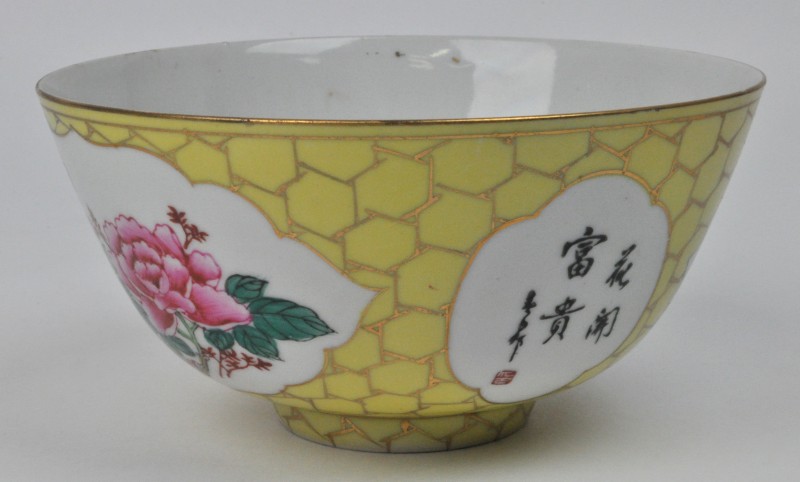 Een kommetje van meerkleurig Chinees porselein, versierd met een decor van rozen op een gele fond.