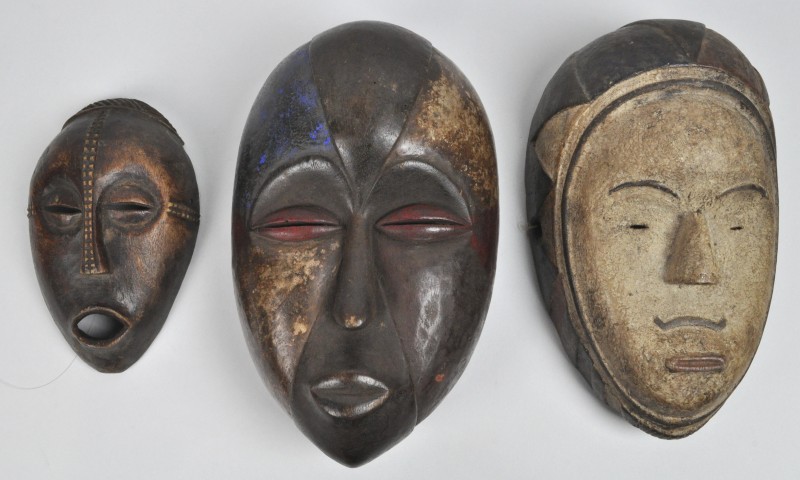 Een lot van drie Afrikaanse maskers van gesculpteerd en gepolychromeerd hout