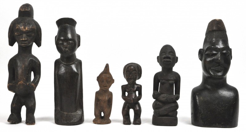 Een lot van zes verschillende Afrikaanse beeldjes van gesculpteerd hout.