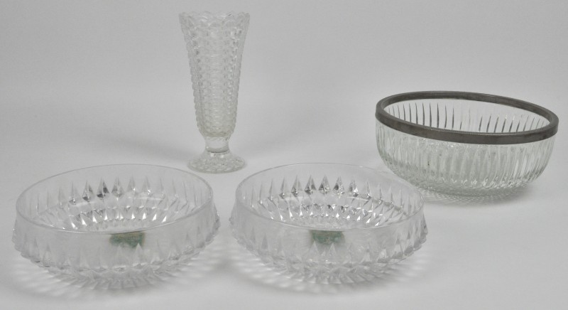 Een lot kristal en glaswerk, bestaande uit twee coupes van kleurloos Duits kristal, een glazen schaal met verzilverde rand en een kleurloos vaasje op voet.