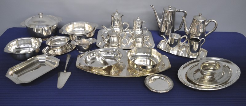 Een groot lot verzilverd metalen voorwerpen, bestaande uit een koffie- en theestel, sauskommen, een terrine, schalen, enz.