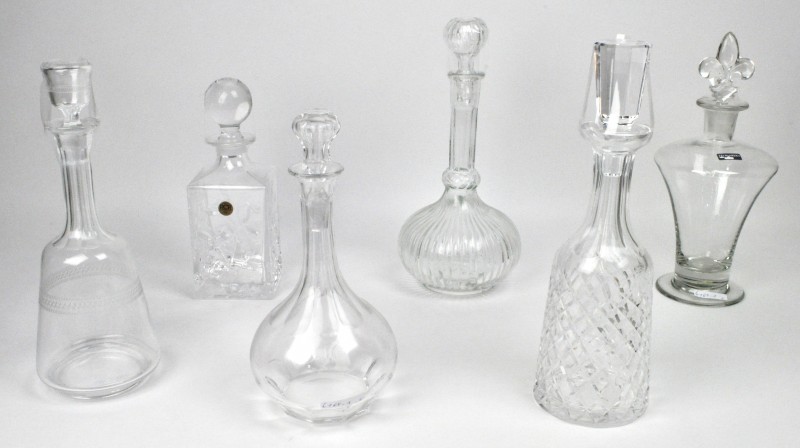 Een lot van zes verschillende karaffen, waarvan drie van glas en drie van kristal.