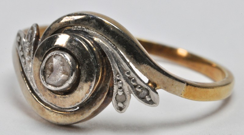 Een 18 karaats wit en geel gouden ring bezet met diamant oude slijp.
