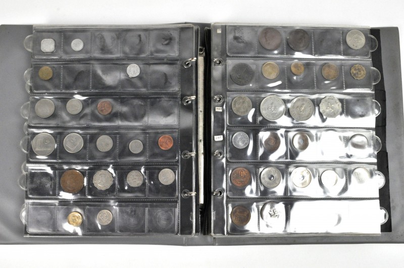 Een verzamelmap met oude munten. Noord-  en Zuid Amerika, India, enz.