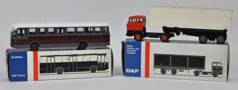 Een DAF 2800 trekker met container oplegger, Nr. 61. en een DAF Stadsbus nr. 38. Met oorspronkelijke doosjes. Zeer goede staat.