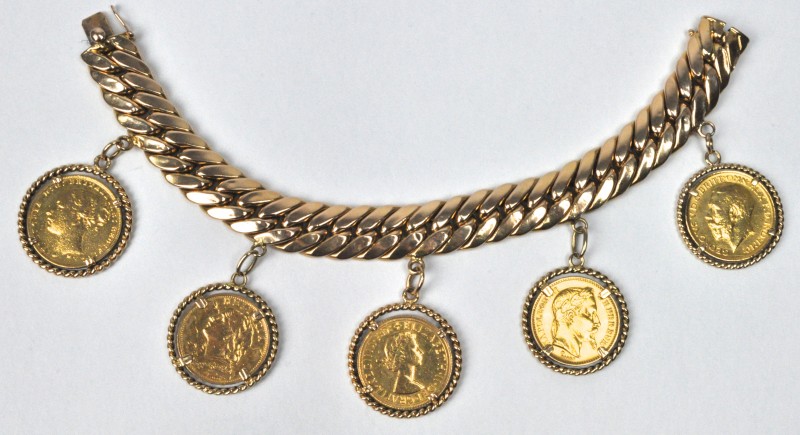Een 18 karaats geel gouden armband, versierd met 5 oude gouden munten:- Een oud Pond uit 1880- 20 Zwitserse frank uit 1947- Een nieuw pond uit 1958- Een munt met een afbeelding van Napoleon III uit 1865- Een oud pond uit 1928.