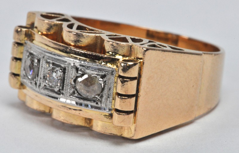 Een 18 karaats wit en geel gouden ring bezet met drie diamanten oude sljp.