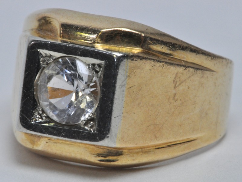 Een 18 karaats wit en geel gouden ring bezet met een fantasiesteen.