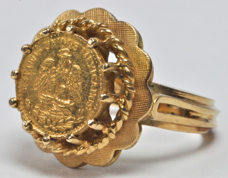 Een 18 karaats geel gouden ring berzet met een Mexicaanse munt