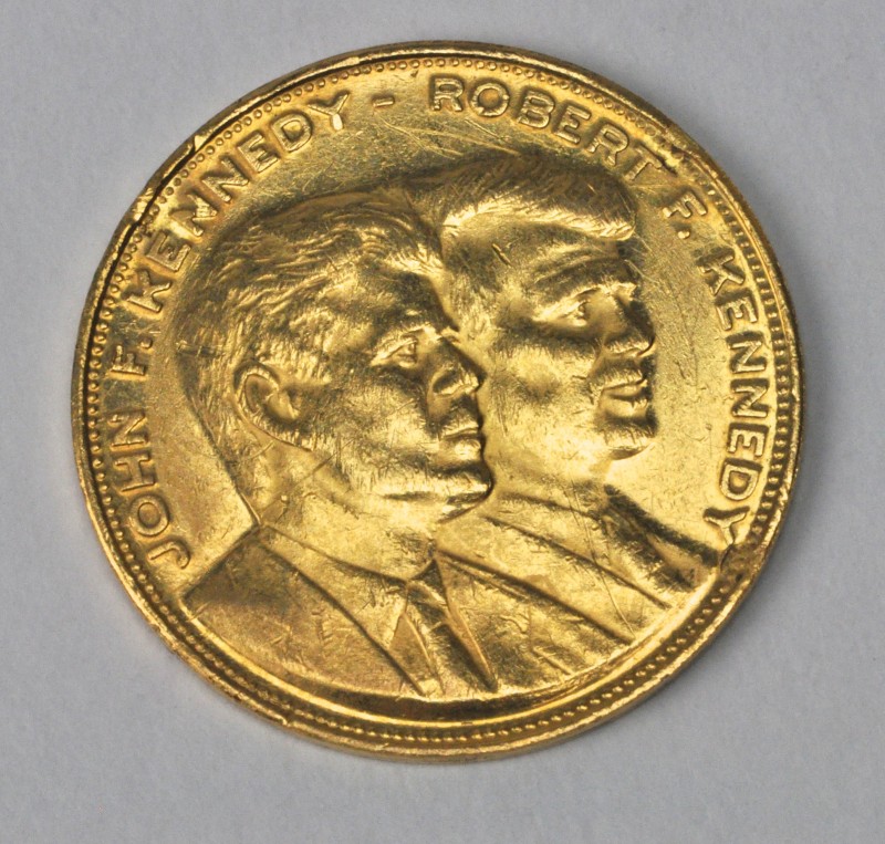 Een 18 karaats geel gouden Liberty munt met een afbeelding van John & Robert Kennedy.