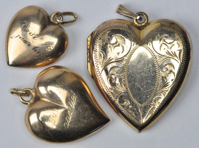 Drie hangertjes van 18 karaats geel goud in de vorm van een hartjes.