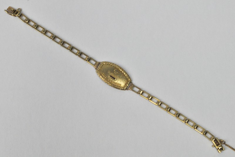 Een 18 karaats geel gouden schakelarmband met opschrift “Qu’hier que demain”.