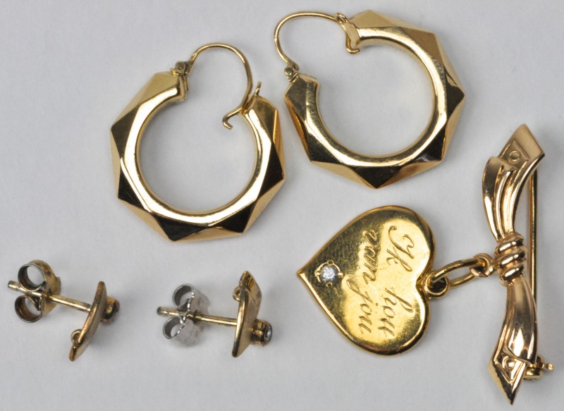 Twee paar oorbellen en een broche met hartvormige hanger van 18 karaats geel goud.