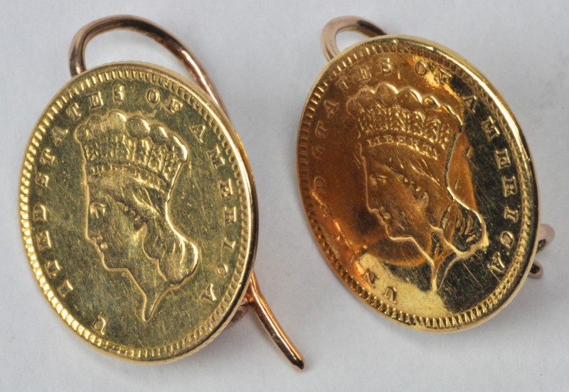 Een paar 18 karaats geel gouden oorbellen versierd met XIXe eeuwse gouden Dollars.