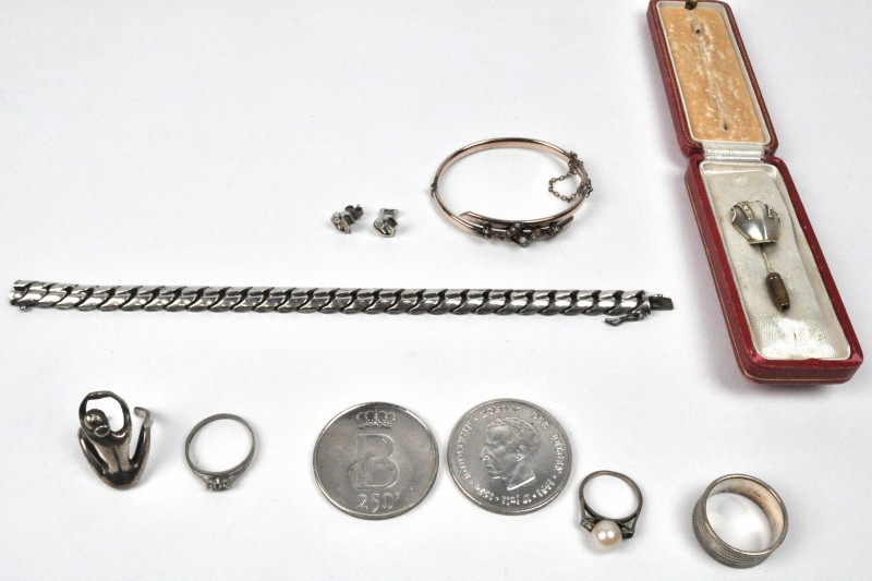 Een lot zilver, bestaande uit een halssnoer, oorbellen, ringen, en twee zilveren Belgische munten van 250 Frank.