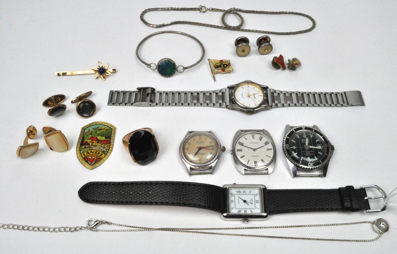 Een lot varia waaronder horloges, manchetknopen. e.a.