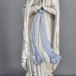 “Onze Lieve Vrouw van Lourdes” Een Mariabeeld van meerkleurig biscuit onder stolp. Omstreeks 1900.