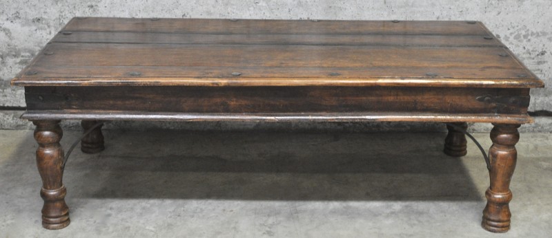Een rechthoekige salontafel met vier gedraaide poten.